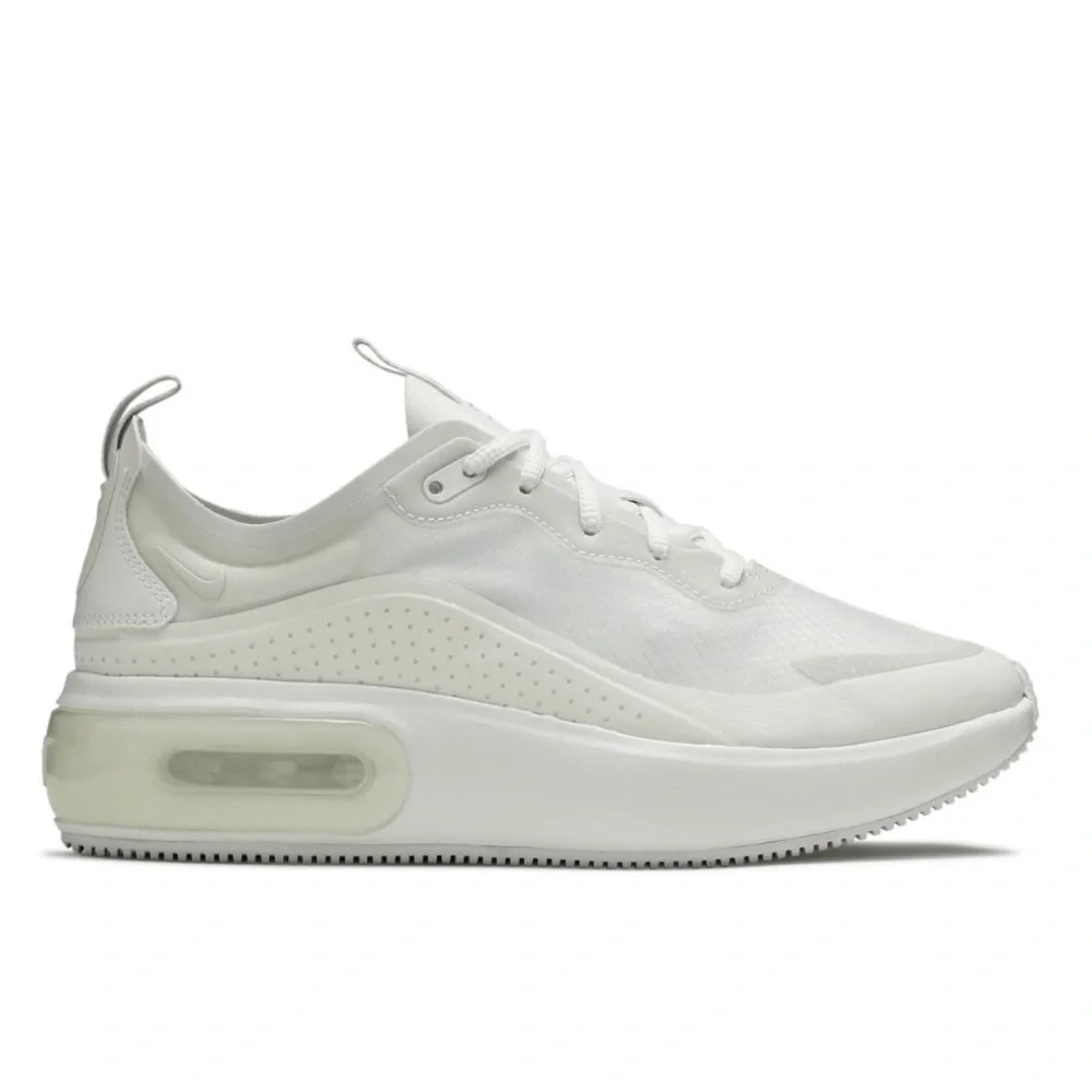 Nike | Women’s white/lavendar Air Max Dia lace up sneakers, lavender accents 8.5